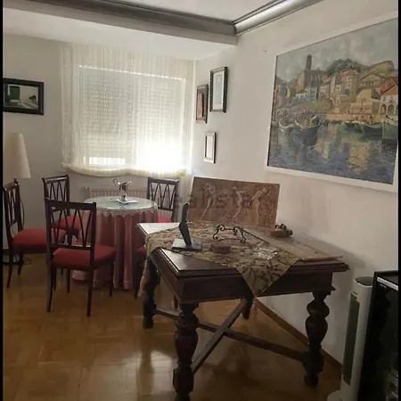 Junto Plaza Mayor. Habitaciones *